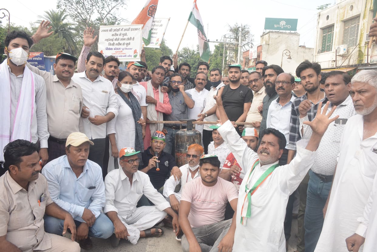 Aligarh: Congressmen demonstrated by taking out the gas cylinder