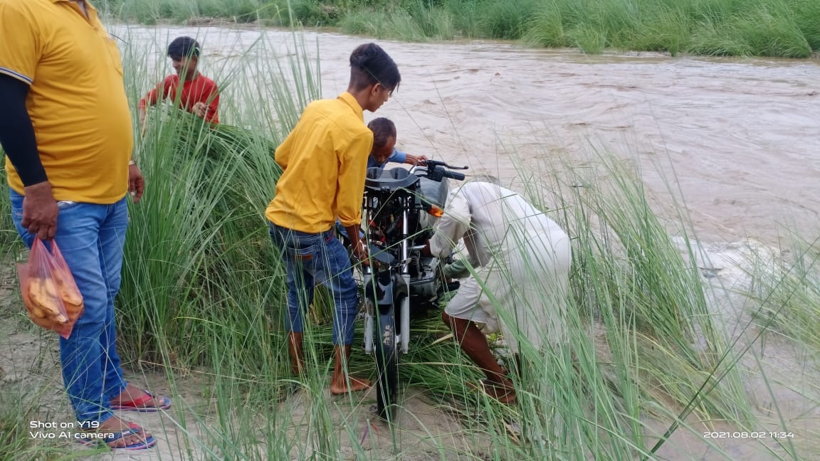 Villagers rescued the bike rider who flowed in Yamuna