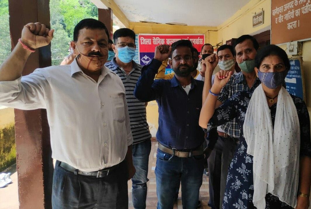 Protest by Ex army or upnal Staff in Bageshwar