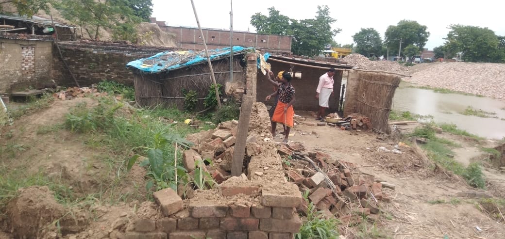 10 meter revetment platform shed in the waves of Ganga