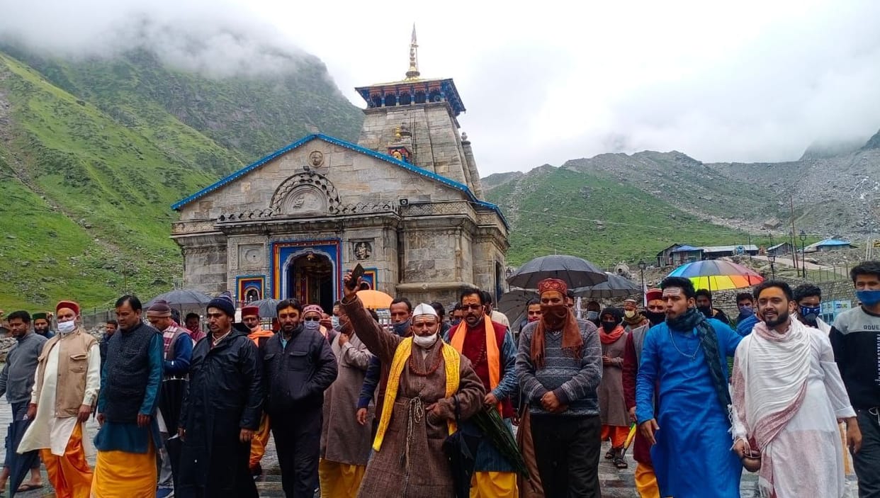 Pilgrims took out a procession in Kedarnath