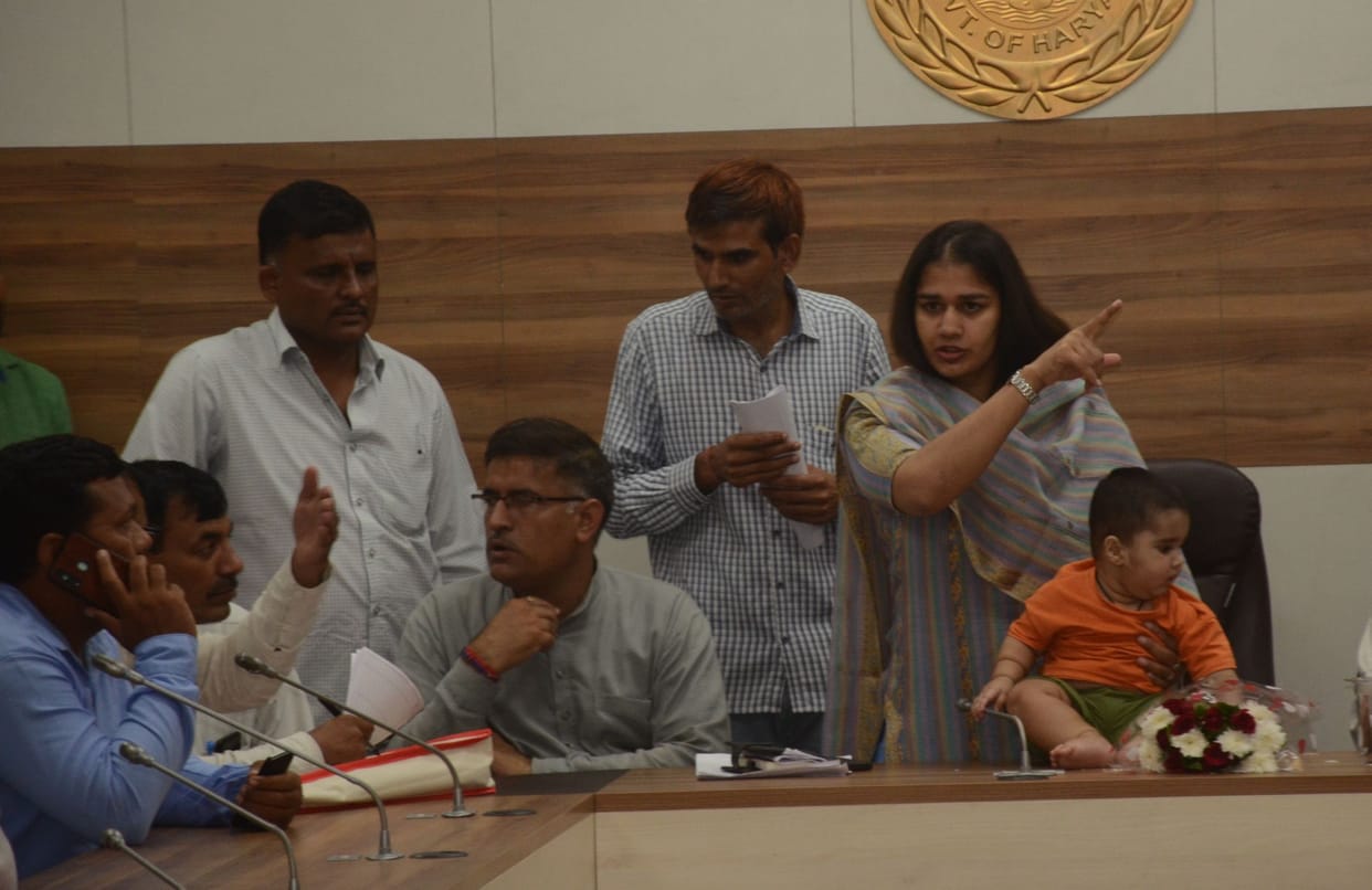charkhi dadri farmers protest against bjp leader showed black flags to babita phogat