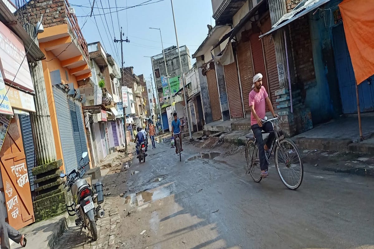 Traders closed the market in protest against the chairman in Ballia controversy over the beautification of martyr memorial