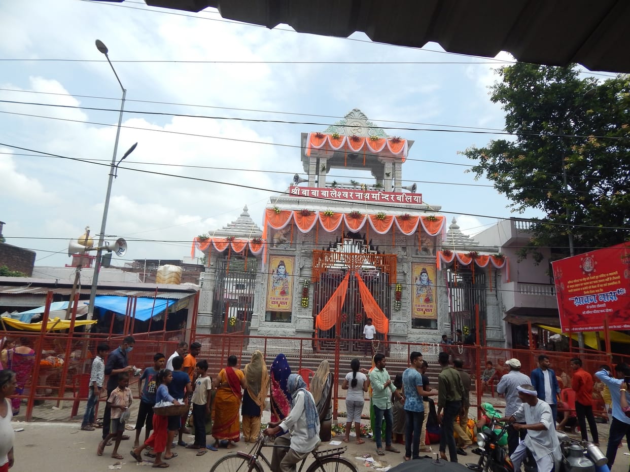 Ballia: The gates of the pagodas remained closed on the second Monday of Sawan, devotees worshiped from outside