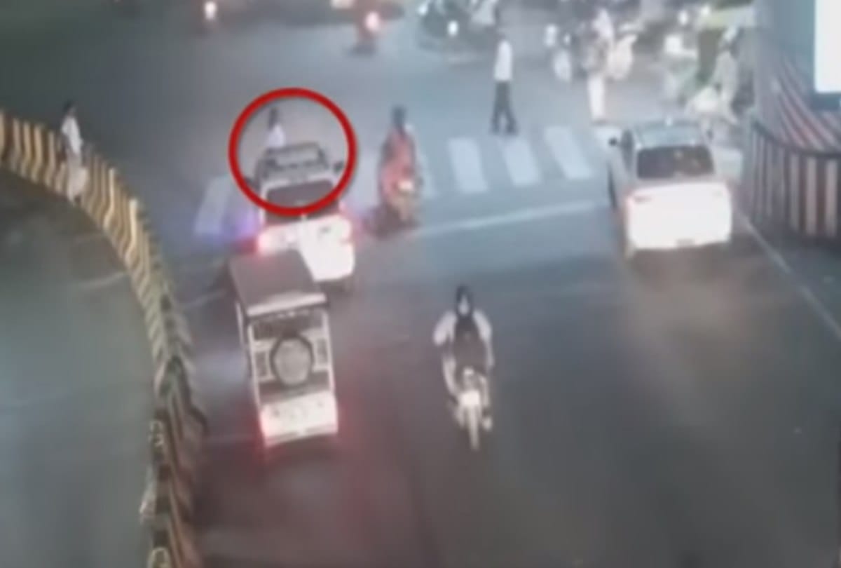 CCTV exposed girl who beats a cab driver and his brither in Lucknow.