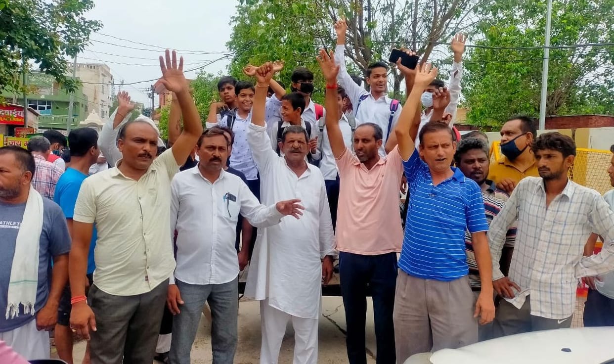 People jammed due to non-drainage of water from government school