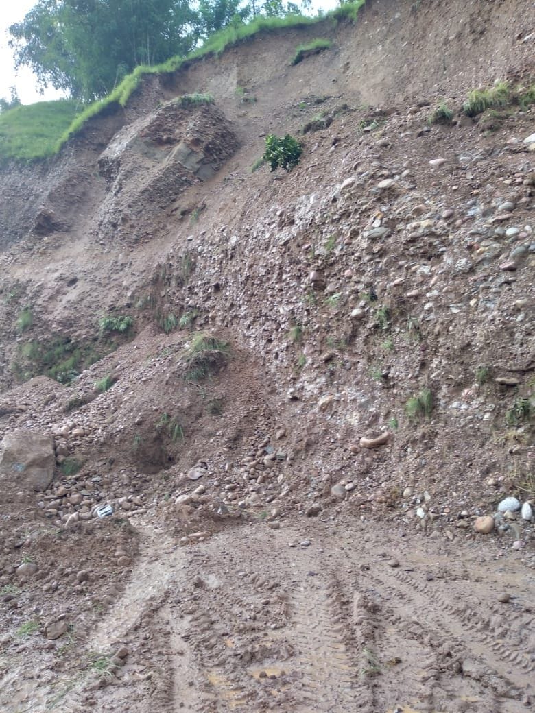 Sarkaghat Tehra-Sandhol road obstructed due to falling rocks