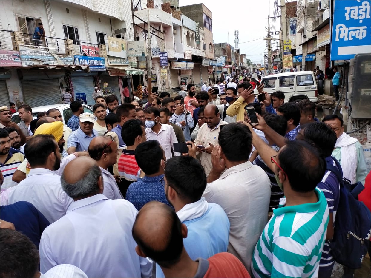 Angry shopkeepers surrounded JE, then ran