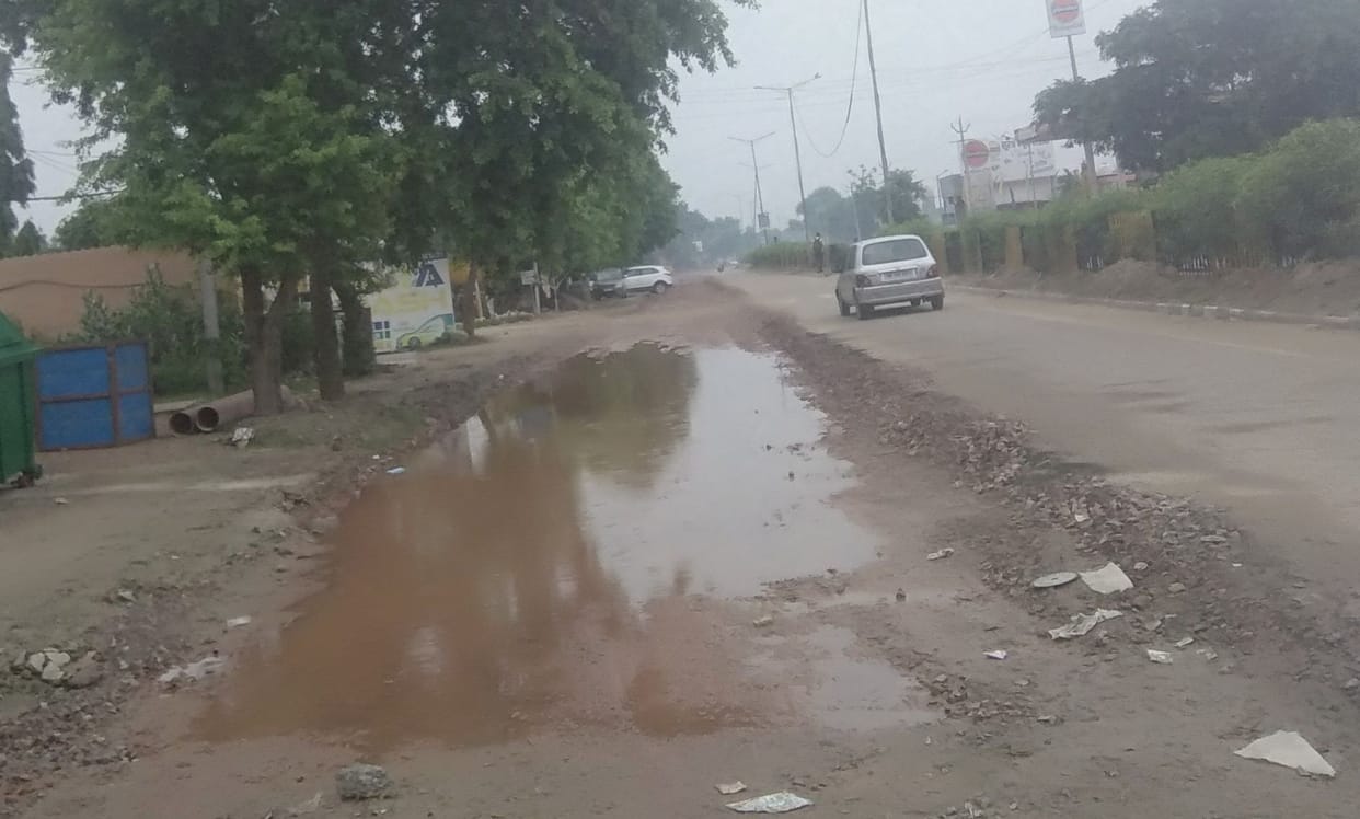 murthal road constraction work stoped due to rain water