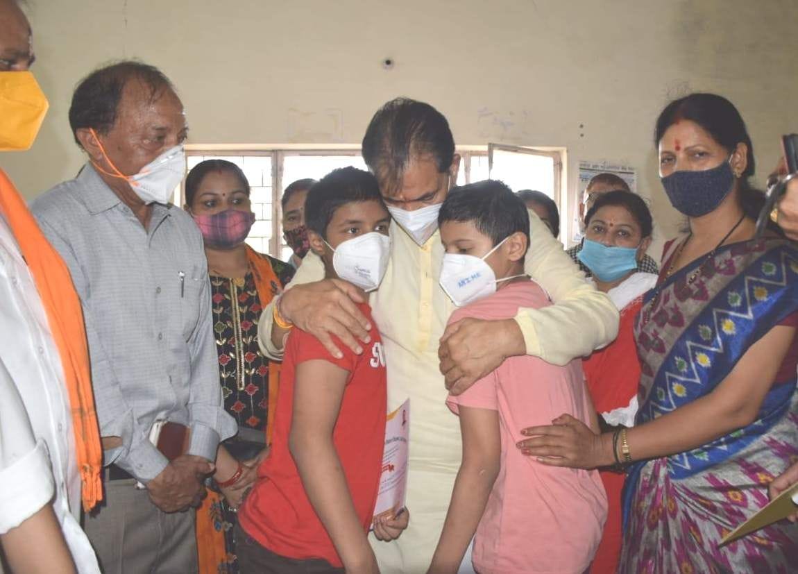 Prem chand agarwal distributed the cards of Chief Minister Vatsalya Yojana