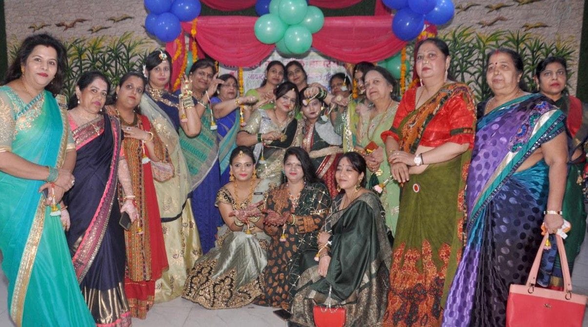 Hathras: Women danced a lot on songs in Teej festival