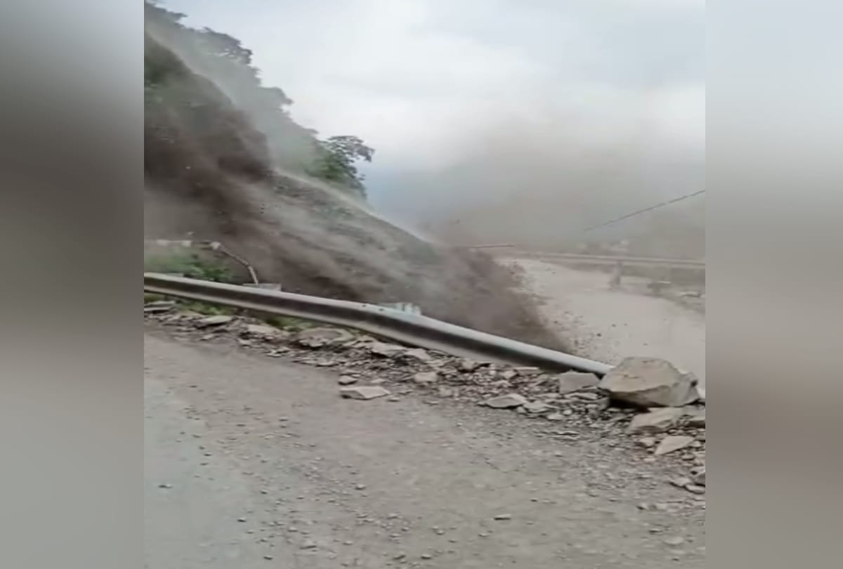large scale landslide on the Renuka-Sangrah road, people saved their lives by running away