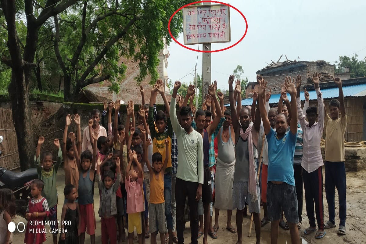 Entry of leaders was banned in Mau village houses of villagers washed away in Ghaghra