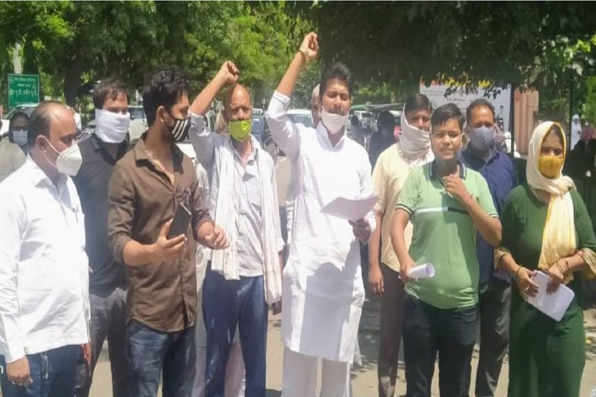 Meerut News: demonstration has held at the SSP office in the case of sexual assault on a girl of another community at the house of a BJP leader