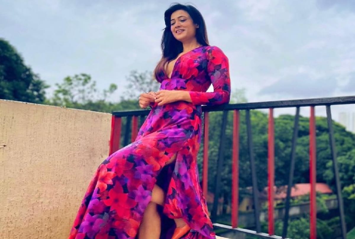 Shweta Tiwari is looking gorgeous in floral print deep neck gown dress pic is going viral on Instagram