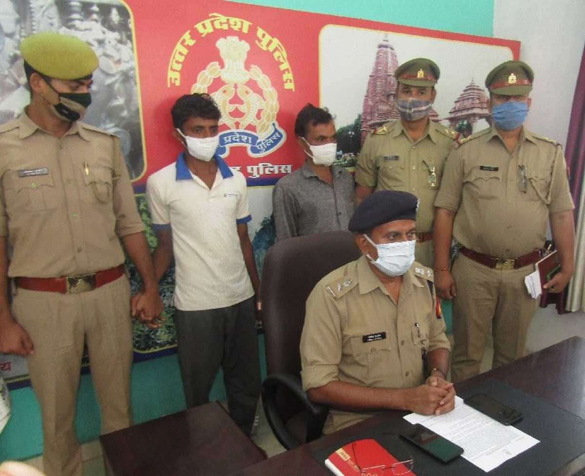 Police arrested two heroin smuggler recovered 40 lakhs heroin brought from Barabanki and sold in Sonbhadra