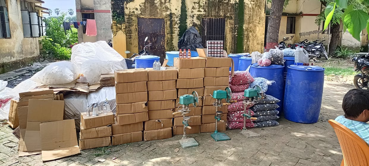 Police raided illegal liquor factory and recovered goods worth 20 lakhs