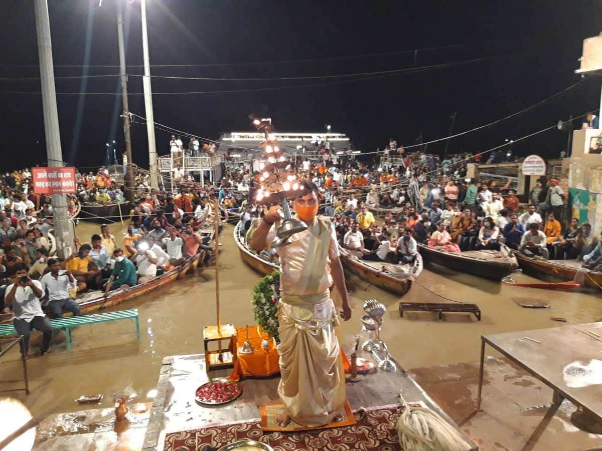 Varanasi ganga Water level rising continuously Ghats Aarti places also changed cremation on roofs harishchandra manikarnika ghat
