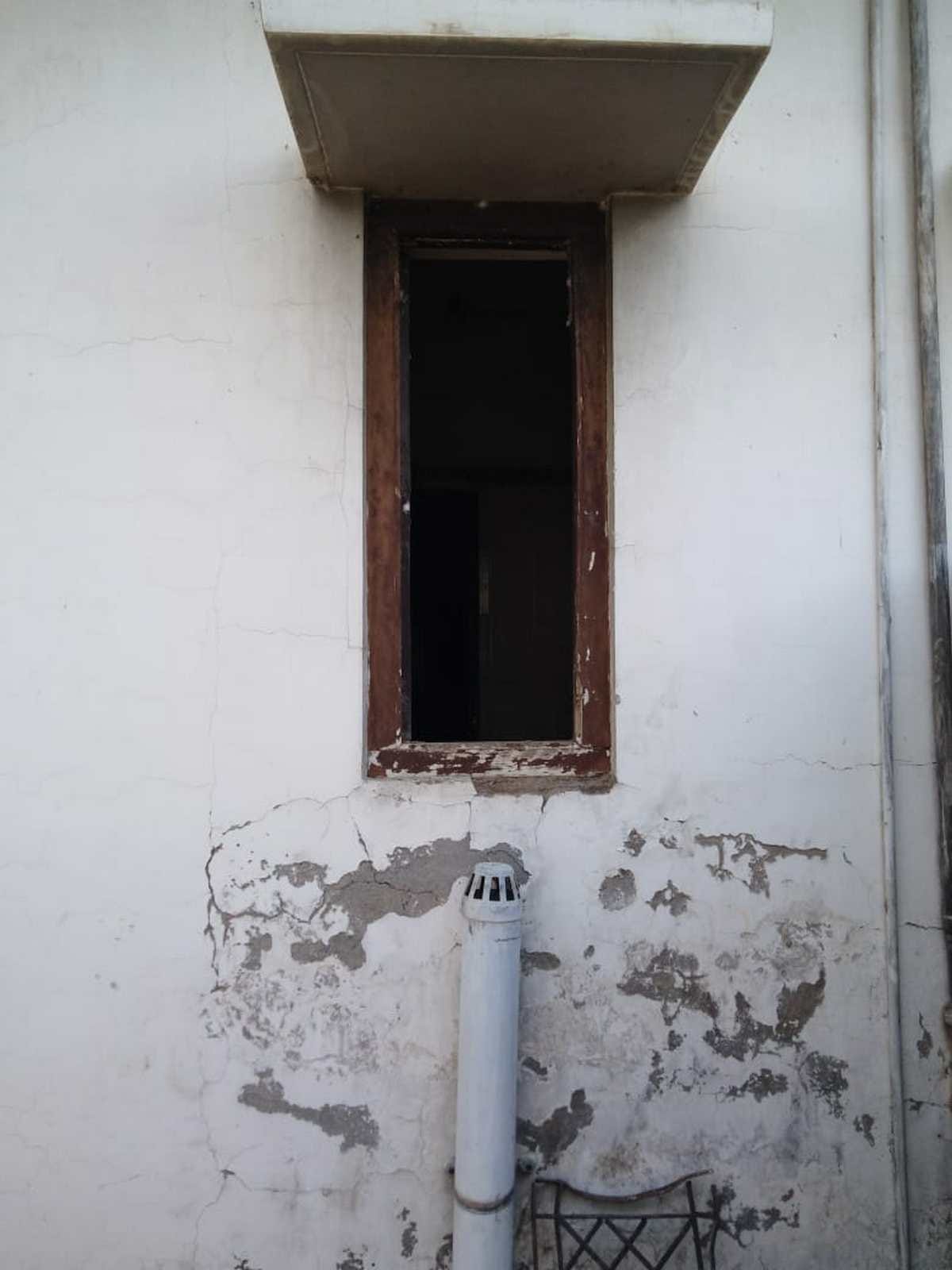Thieves Attempted theft in Union Bank broke window and door ran away after siren sounded in varanasi