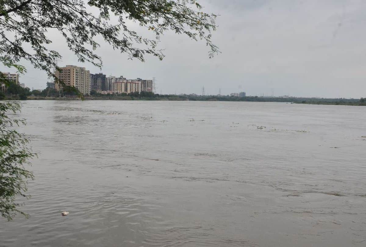 Yamuna river water level decreasing in Agra