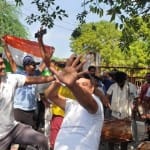भारतीय पहलवान रवि दहिया की जीत पर नाहरी में नाचते ग्रामीण।