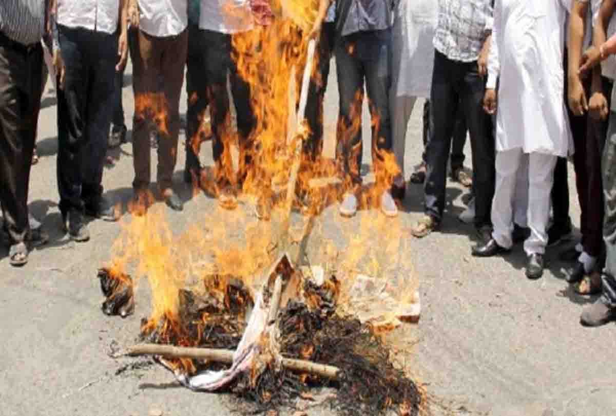 samajwadi workers burnt the effigy of Sakshi Maharaj