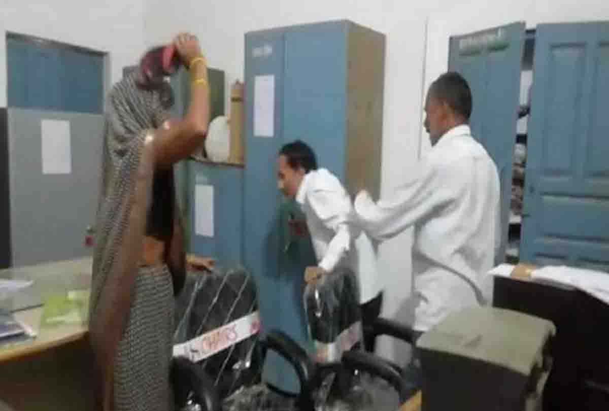 woman beat the clerk with slippers in mahoba