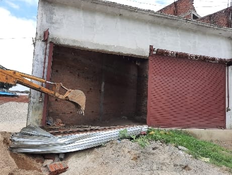 BDA ran a bulldozer on the illegal market of two floors