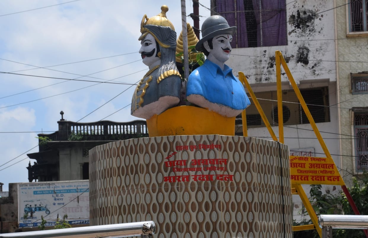 Forgot responsible by setting up the statues of great men