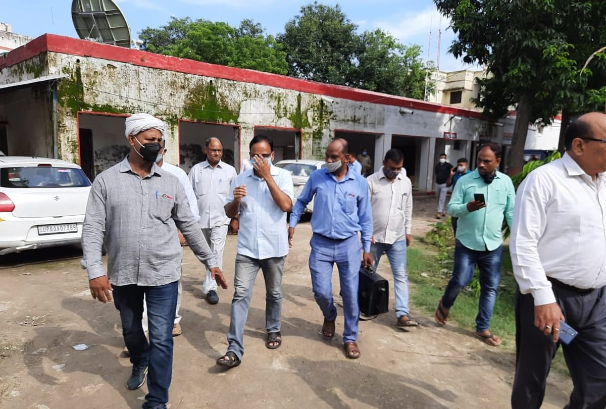 Vigilance team arrested audit officer in amethi while taking bribe.
