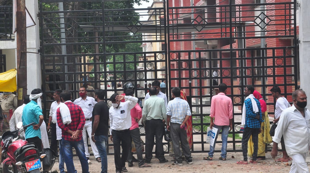 Lawyers protest at Diwani Gate, sloganeering fiercely