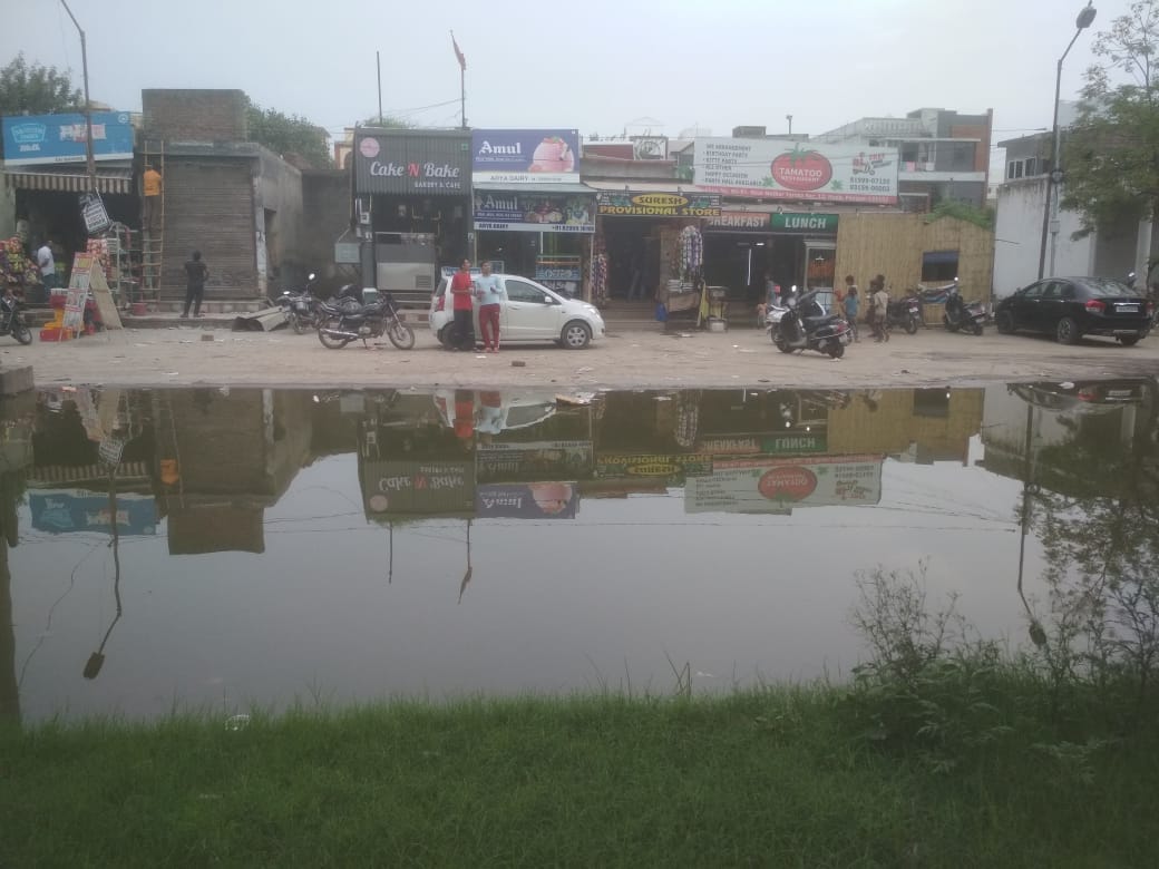 Rain water accumulated in Mother Teresa market of Sector 12, fury among shopkeepers