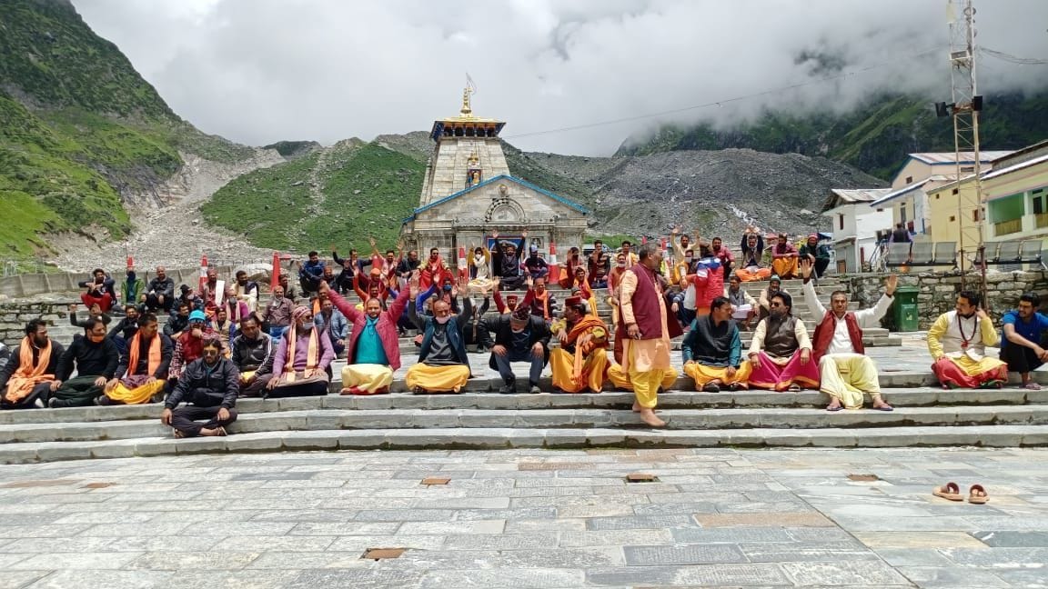 In Kedarnath, pilgrims raised slogans, took out procession