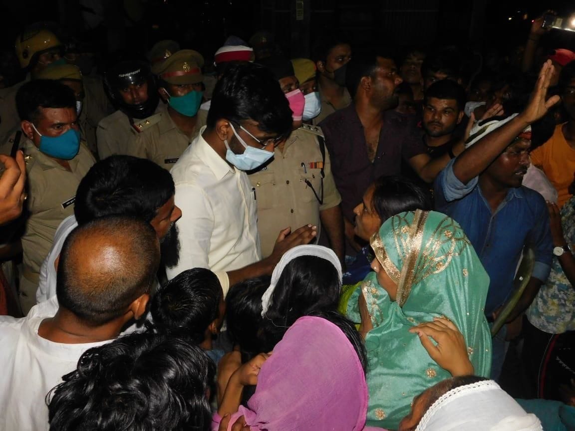 People jammed against Kotwali police