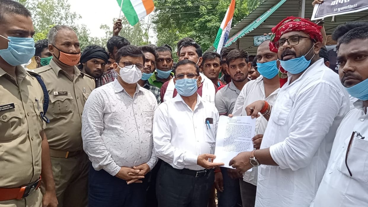 Ballia: Demand to increase the age limit of army recruitment, demonstrated