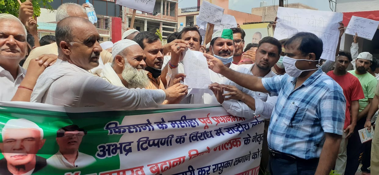 RLD workers uproar in Kotwali over remarks on former PM