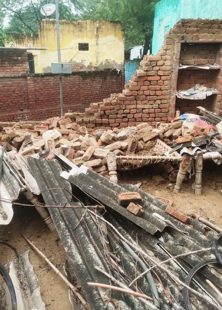 Hathras: House walls collapsed in Naupura and Kajrothi, tinshed, woman injured