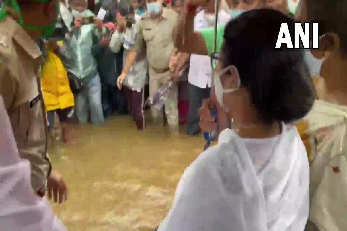 pm modi talks to Bengal CM Mamata Banerjee over heavy rain and flood conditions in state