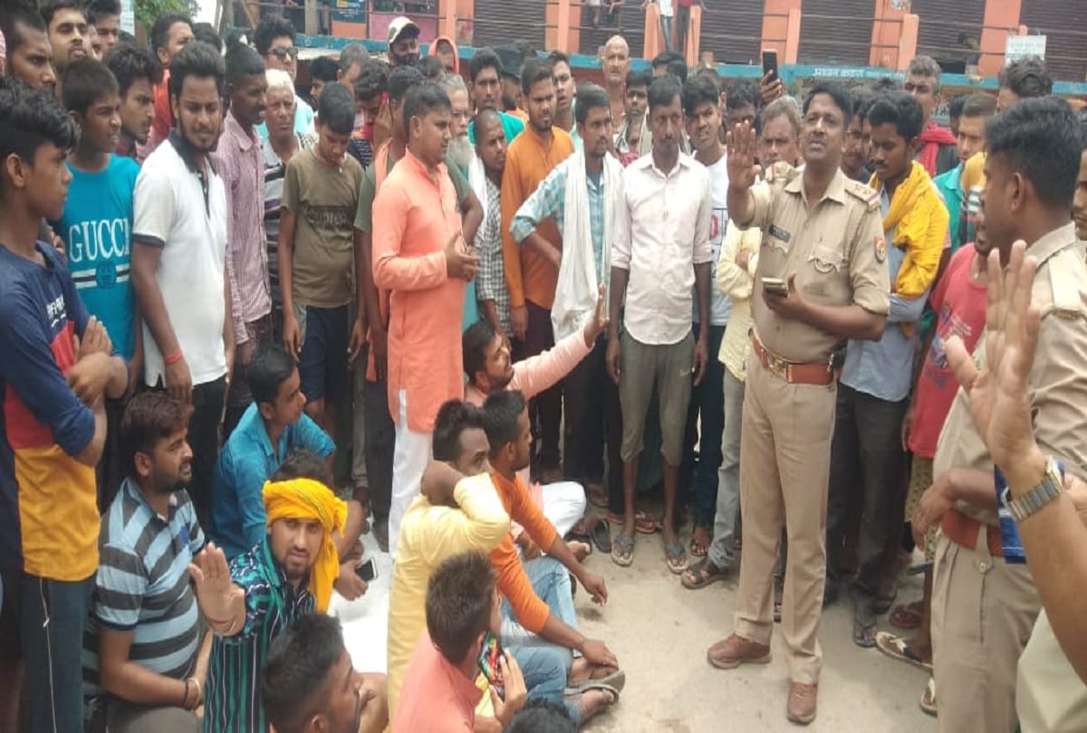 angry Villagers protest on national highway in ballia due to non completion of project work to prevent flood  in ganga