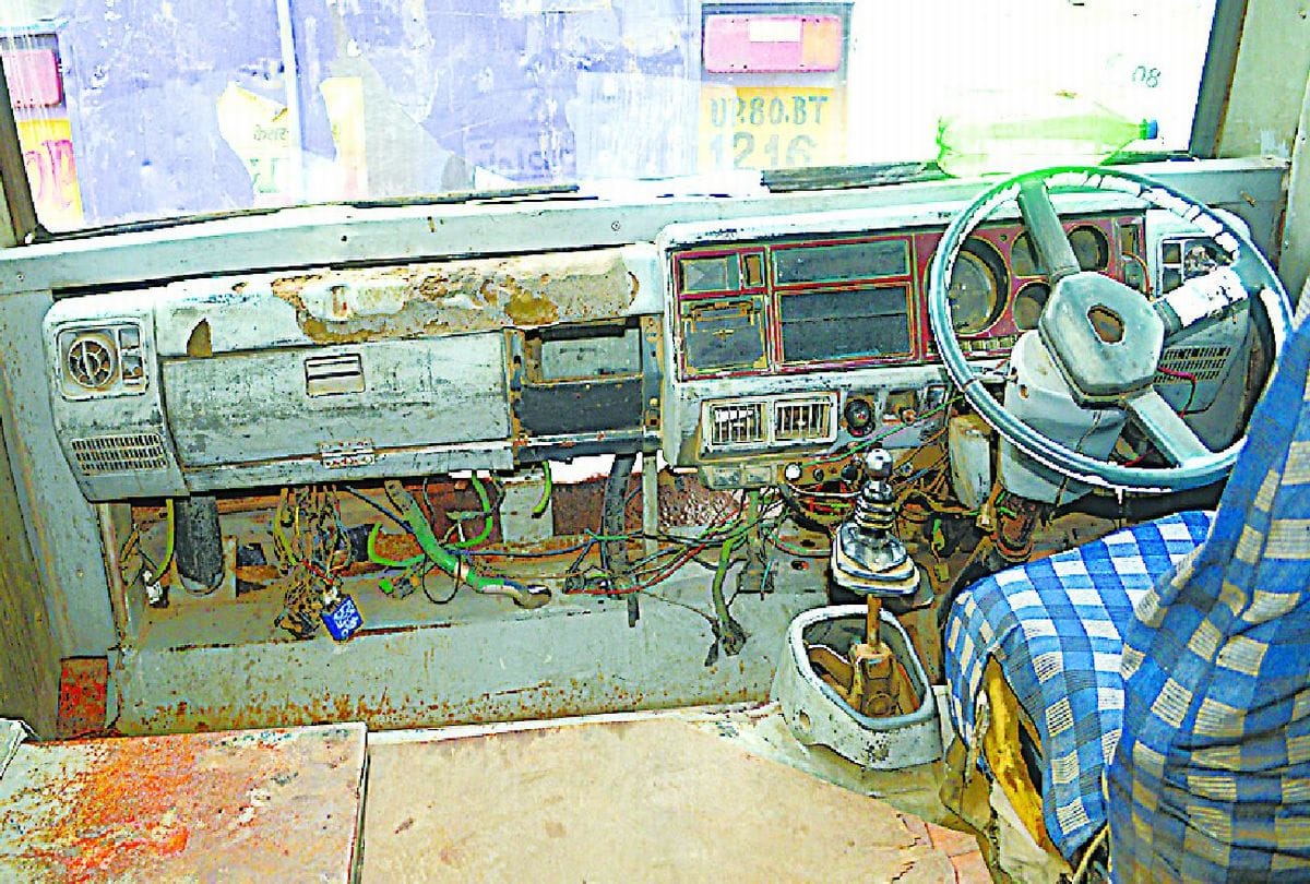 Amar Ujala Investigation Road Ways Buses Found Broken Headlight And Glass