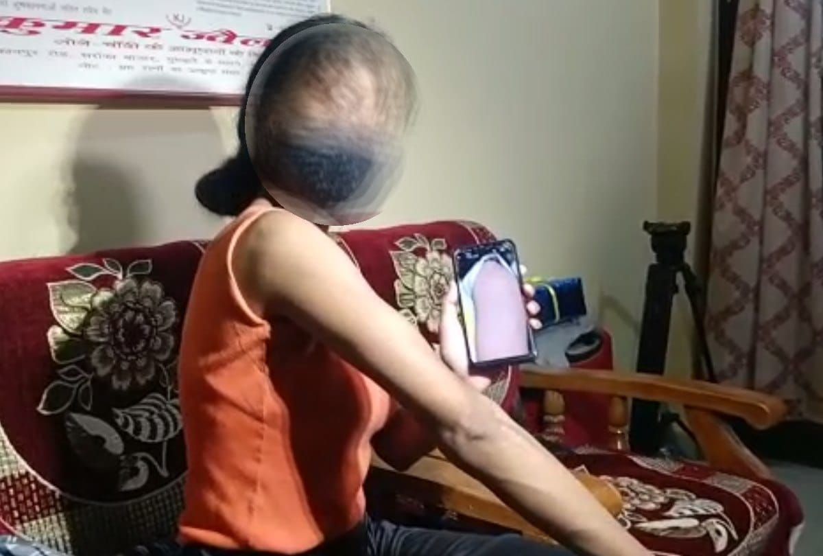 Lucknow girl alleged cab driver to beat her.
