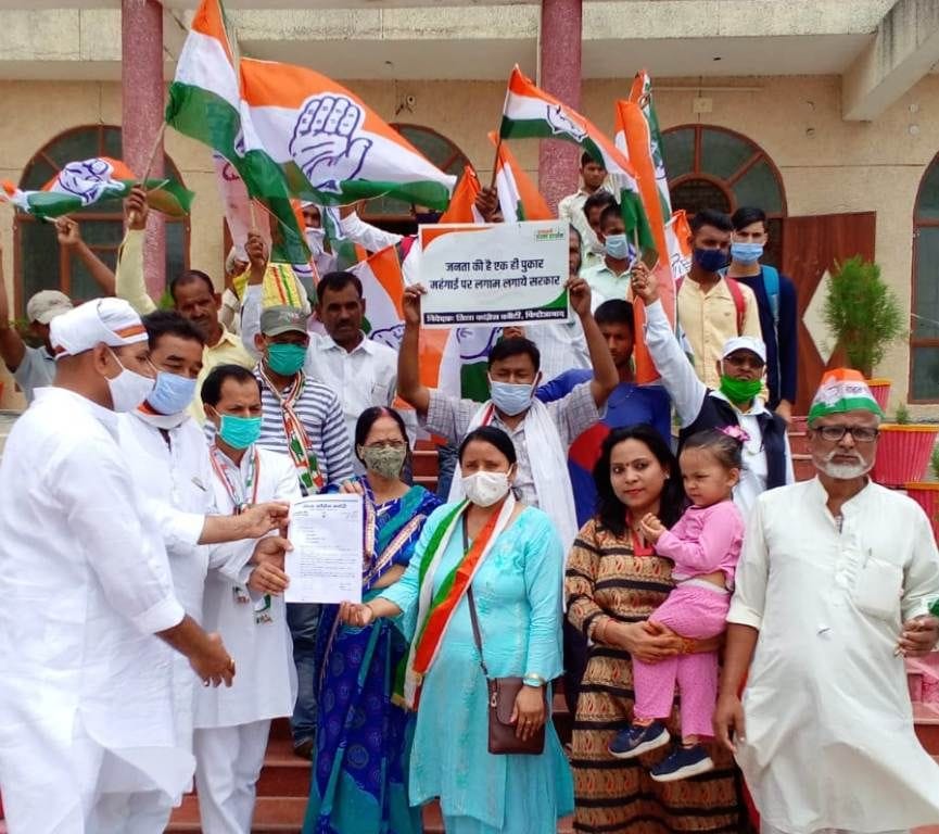 congress party workers march against inflation