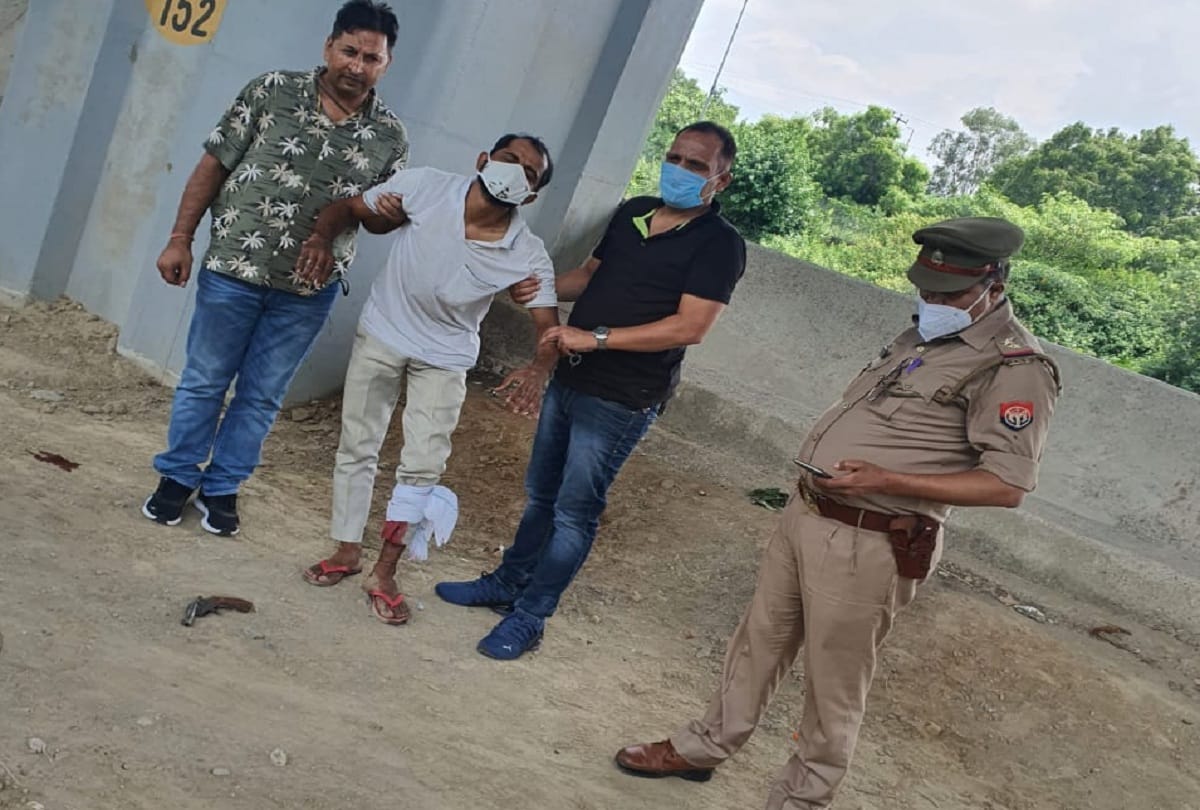 Encounter between miscreants and police in Ghaziabad one miscreant got shot in leg