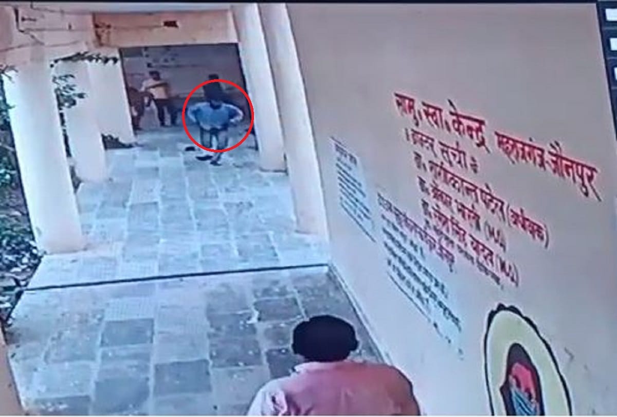 Grit to Police Department jaunpur Accused of robbery absconding from custody  incident caught on CCTV camera
