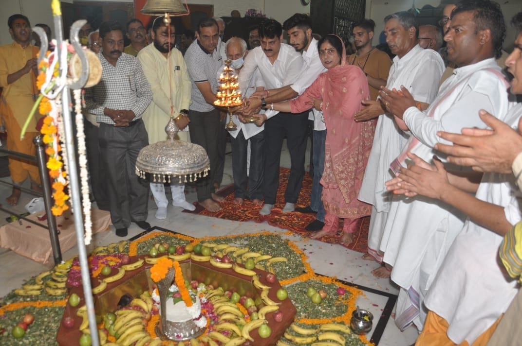 KU registrar Dr. Sanjeev Sharma performed special Maha Aarti of the family at Kaleshwar