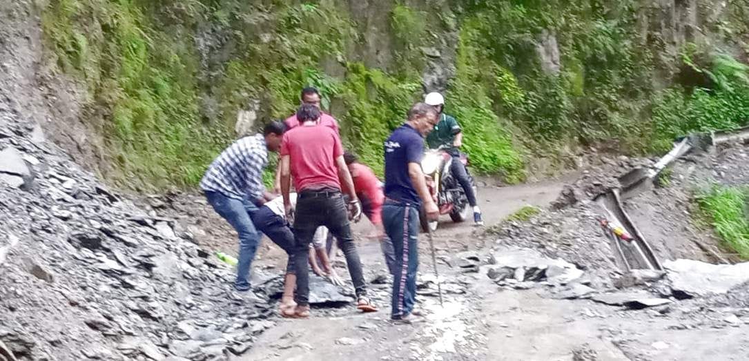 Drivers themselves removed debris from the road