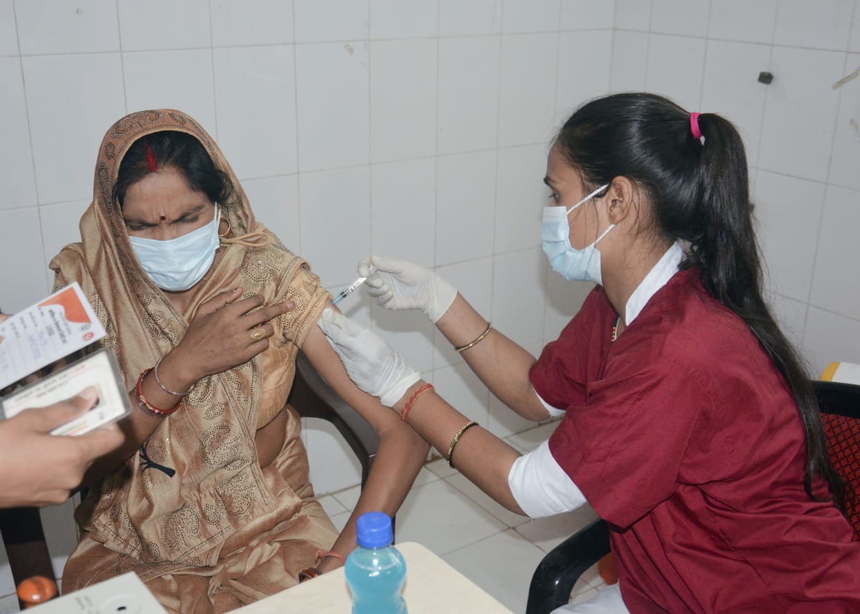 corona vaccination,CMO dr neeta kulshrestha,vaccination camp firozabad
