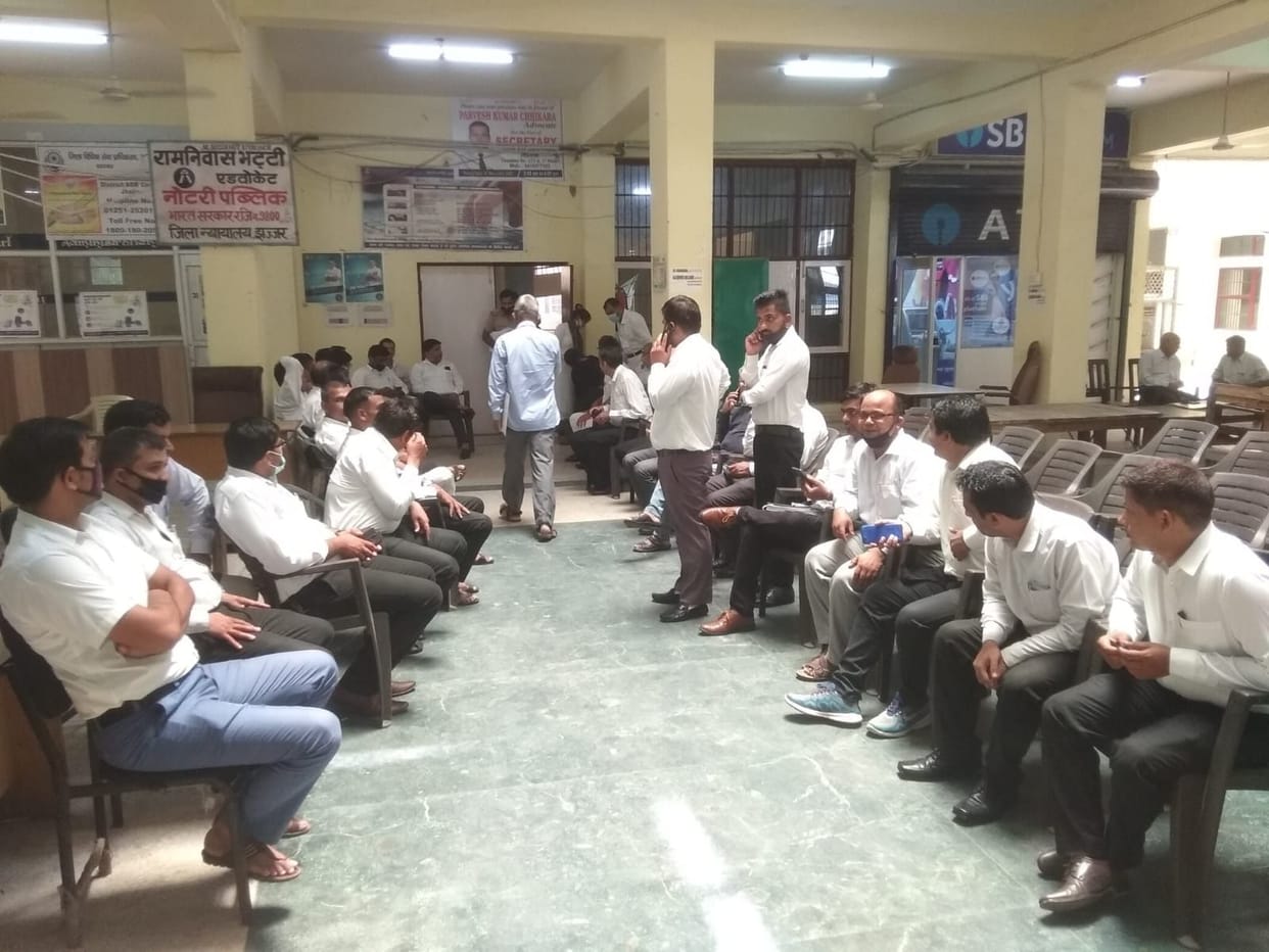 jhajjar bahadurgarh news,Lawyers opened a front against the police, eso 17 times in the state. on strike