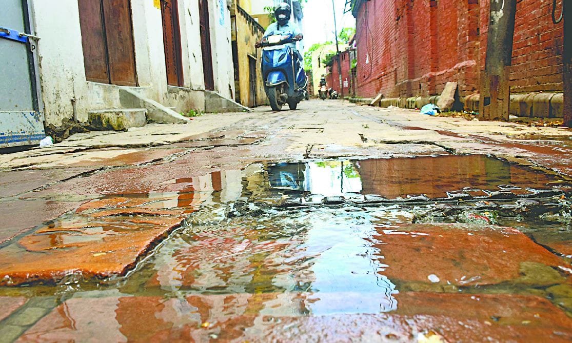 sewer  cleanliness and electricity system collapsed in Padmagali kabirchaura varanasi many Inconveniences in  street