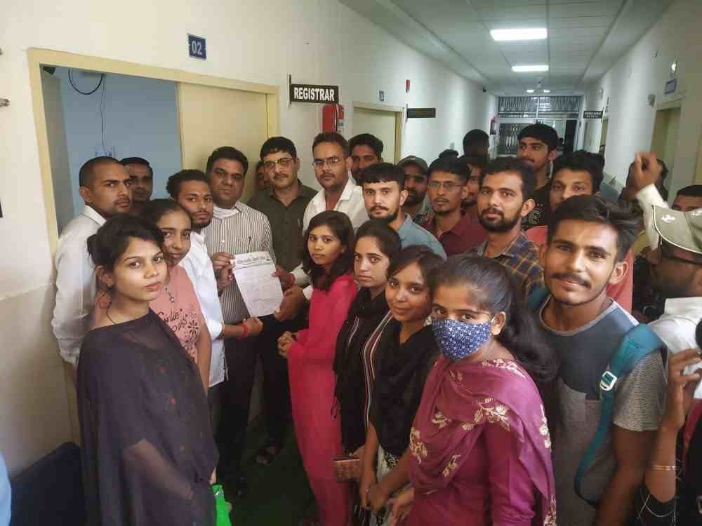 There was a one and a half hour dispute between the university administration and ABVP regarding the problem coming in the online examination.
